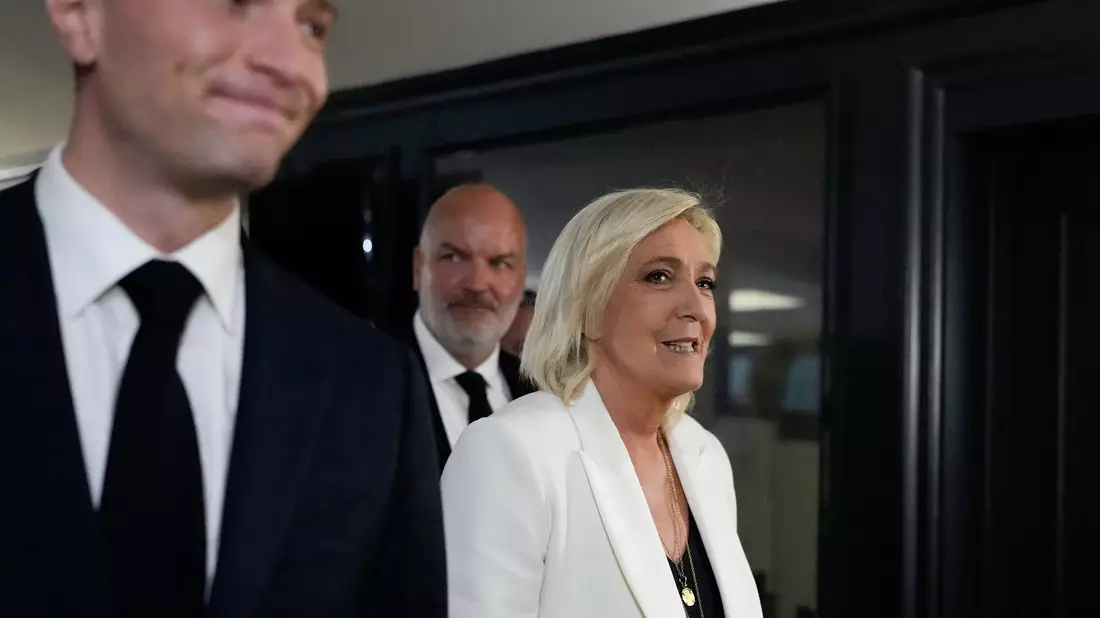 Die Vorsitzende der Partei Rassemblement National, Marine Le Pen (r), und der Spitzenkandidat der Partei für die Europawahlen, Jordan Bardella, haben Grund zur Freude. - Bild: Lewis Joly/AP
