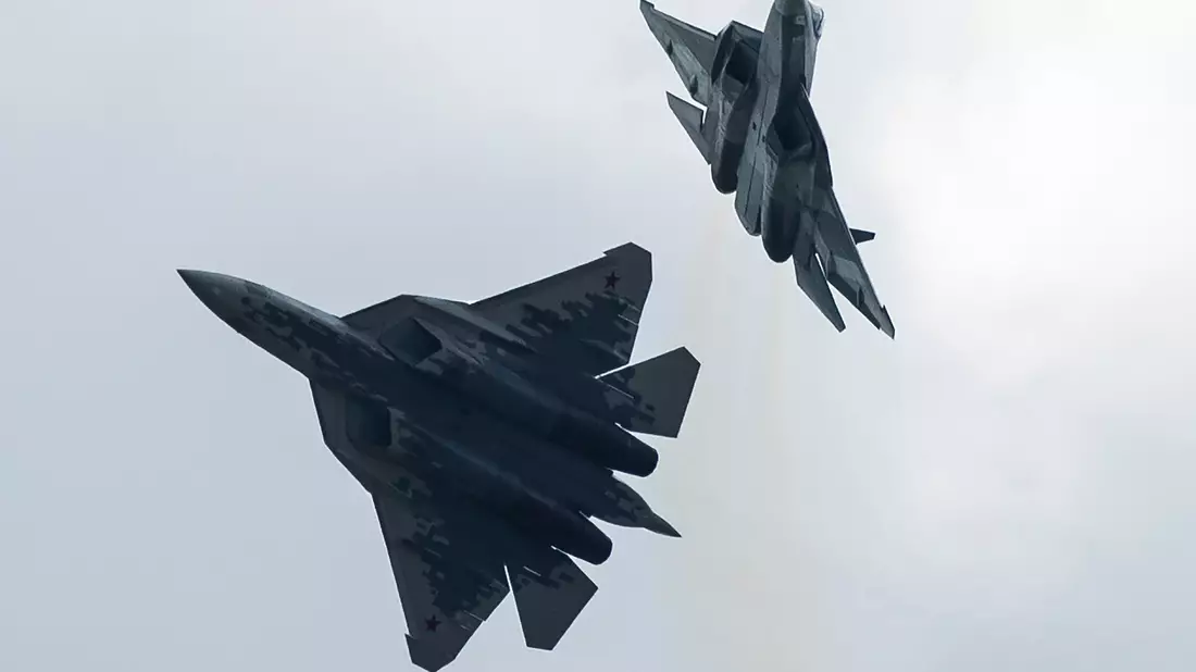 Die ukrainische Armee hat eigenen Angaben zufolge mindestens ein russisches Kampfflugzeug vom Typ Suchoi Su-57 beschädigt. Es sei das erste Mal überhaupt in diesem Krieg, dass so ein Flugzeug getroffen wurde. - Bild: Pavel Golovkin/AP/dpa