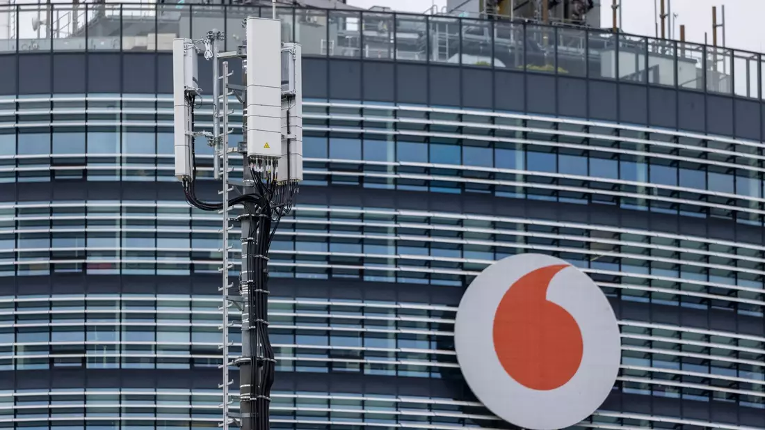 Mobilfunkantennen von Vodafone sind vor der Deutschlandzentrale installiert: Der Telekommunikationsanbieter will sein Handynetz in Deutschland weiter ausbauen. - Bild: Thomas Banneyer/dpa