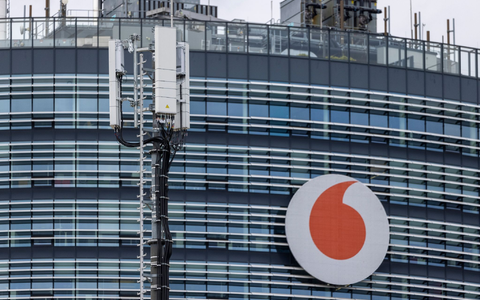 Mobilfunkantennen von Vodafone sind vor der Deutschlandzentrale installiert: Der Telekommunikationsanbieter will sein Handynetz in Deutschland weiter ausbauen. - Foto: Thomas Banneyer/dpa