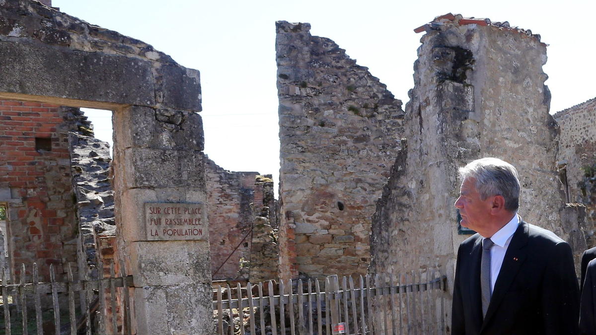 Bundespräsident Joachim Gauck besichtigte am 04.09.2013 die Mahn- und Gedenkstätte Oradour-sur-Glane in Frankreich. - Foto: Wolfgang Kumm/dpa
