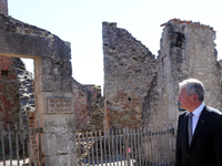 Bundespräsident Joachim Gauck besichtigte am 04.09.2013 die Mahn- und Gedenkstätte Oradour-sur-Glane in Frankreich. - Foto: Wolfgang Kumm/dpa