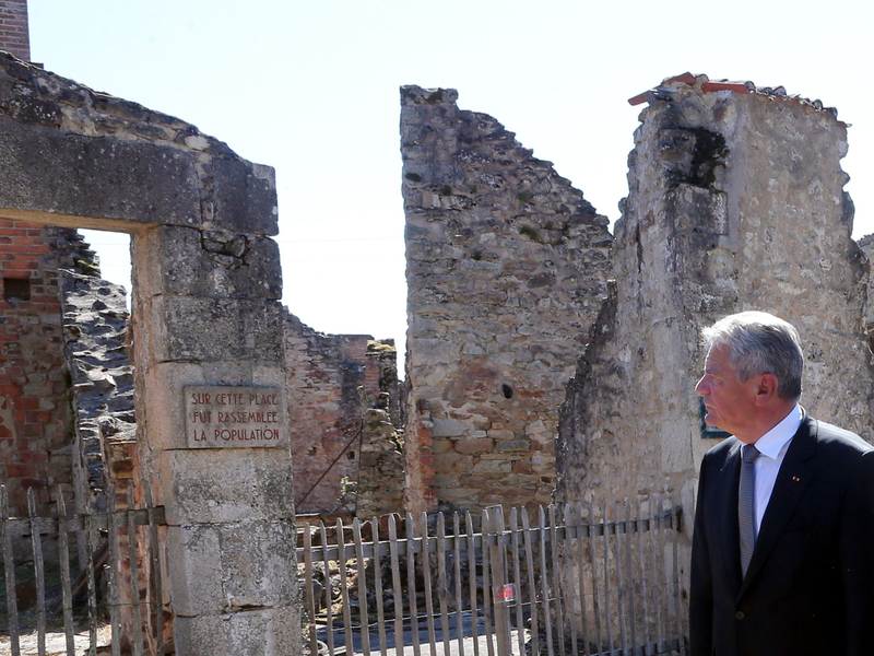 Bundespräsident Joachim Gauck besichtigte am 04.09.2013 die Mahn- und Gedenkstätte Oradour-sur-Glane in Frankreich. - Foto: Wolfgang Kumm/dpa