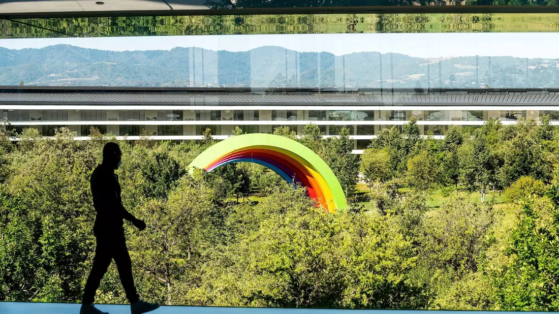 Der Campus des Apple-Hauptquartiers in Cupertino: Bei der hauseigenen WWDC-Konferenz gibt der iPhone-Konzern traditionell einen Ausblick auf neue Software und Funktionen. - Bild: Noah Berger/AP/dpa