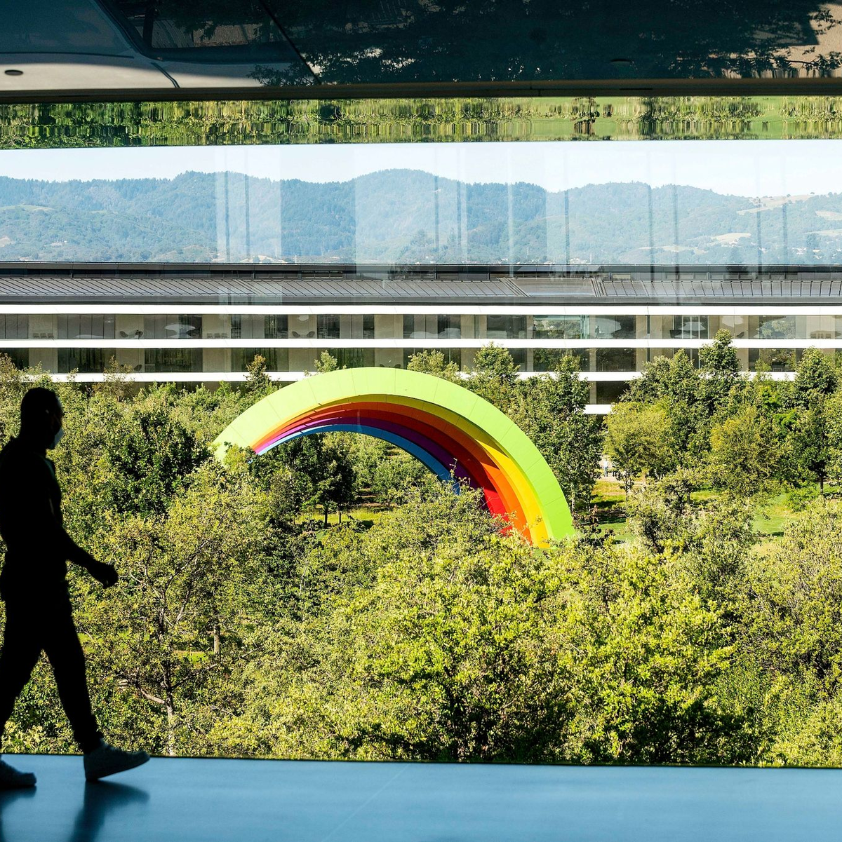 Der Campus des Apple-Hauptquartiers in Cupertino: Bei der hauseigenen WWDC-Konferenz gibt der iPhone-Konzern traditionell einen Ausblick auf neue Software und Funktionen. - Foto: Noah Berger/AP/dpa