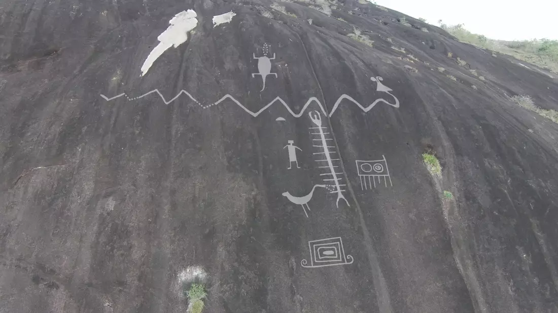 Petroglyphen sind in einen Fels graviert. - Bild: Dr Philip Riris/dpa