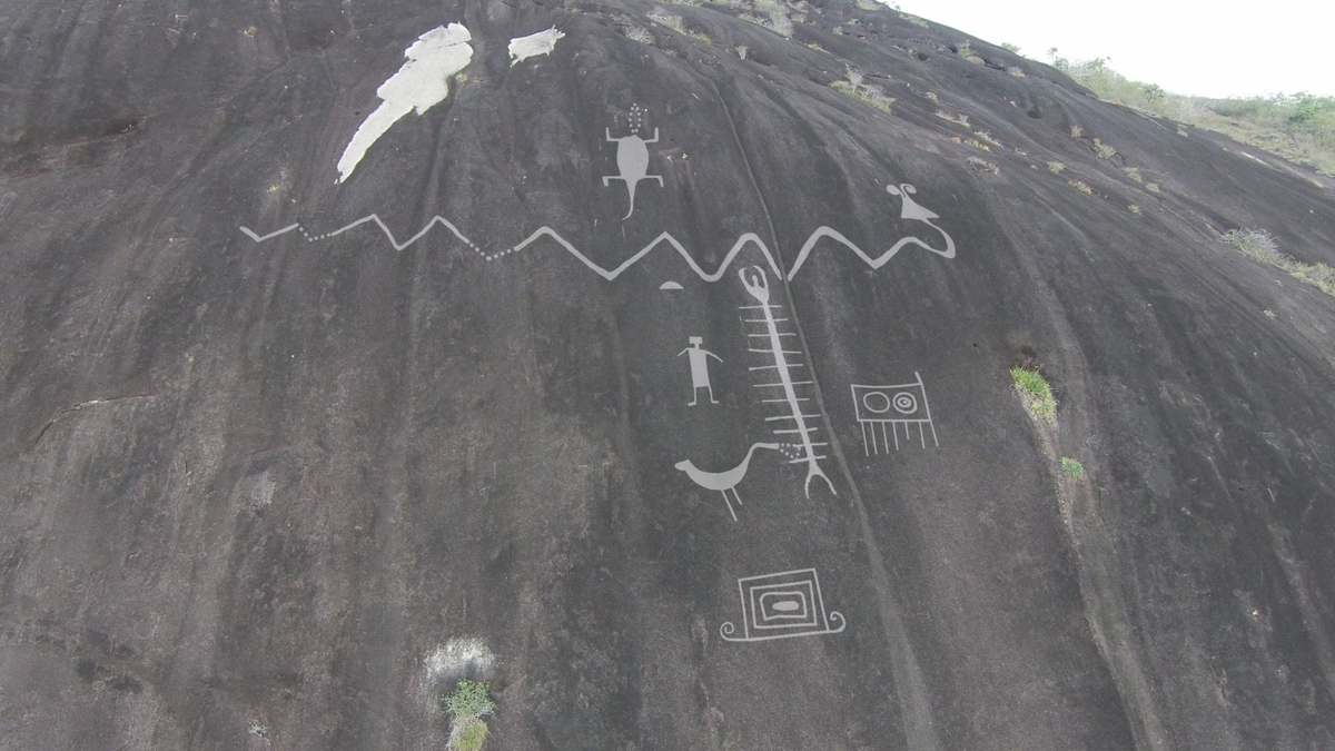 Petroglyphen sind in einen Fels graviert. - Foto: Dr Philip Riris/dpa