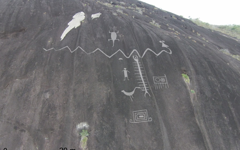 Petroglyphen sind in einen Fels graviert. - Foto: Dr Philip Riris/dpa