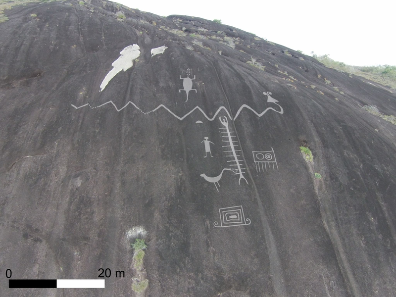 Petroglyphen sind in einen Fels graviert. - Foto: Dr Philip Riris/dpa