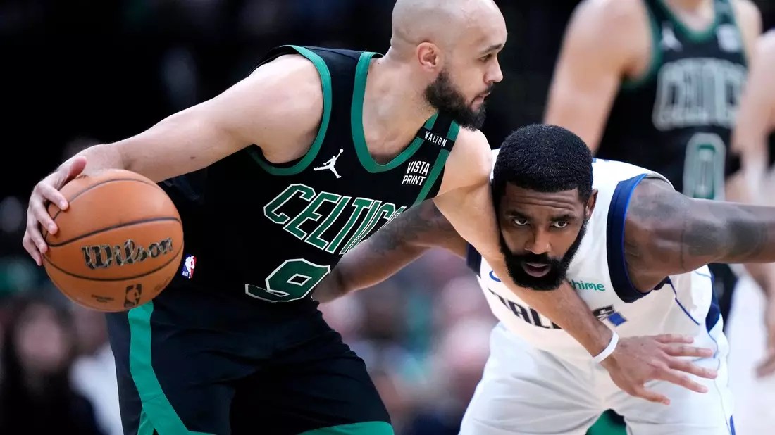 Derrick White (l) von den Boston Celtics im Duell mit Kyrie Irving von den Dallas Mavericks. - Bild: Steven Senne/AP
