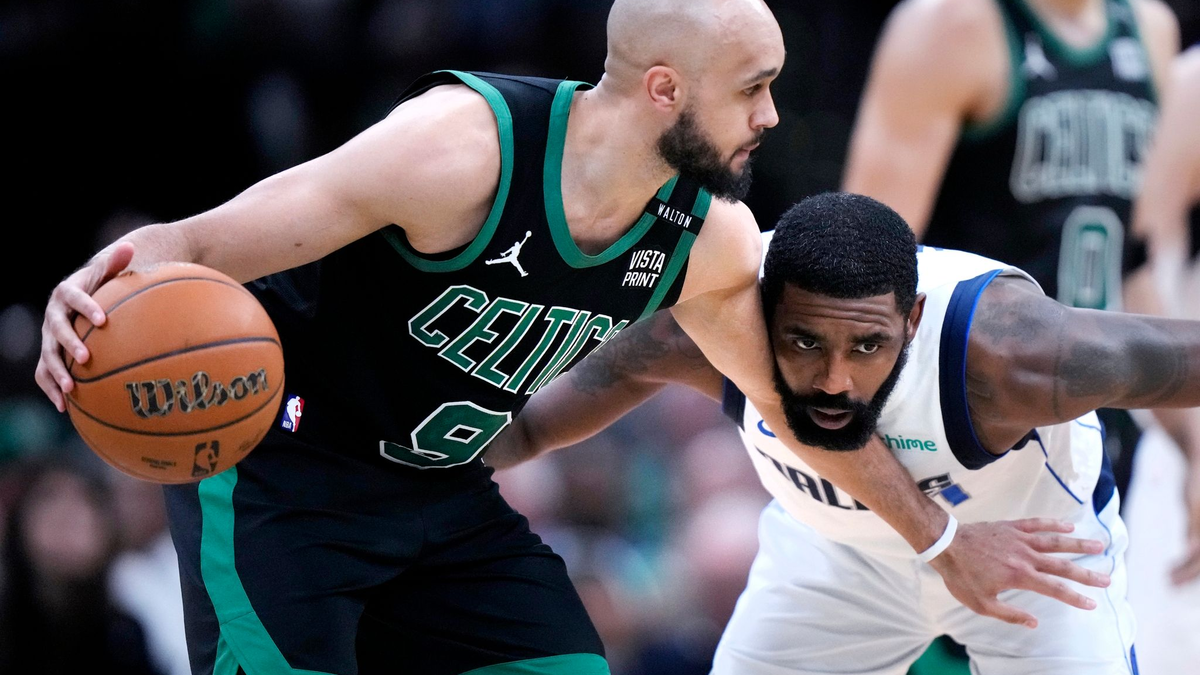 Derrick White (l) von den Boston Celtics im Duell mit Kyrie Irving von den Dallas Mavericks. - Foto: Steven Senne/AP
