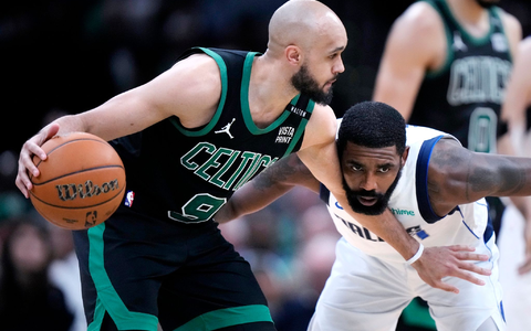 Derrick White (l) von den Boston Celtics im Duell mit Kyrie Irving von den Dallas Mavericks. - Foto: Steven Senne/AP