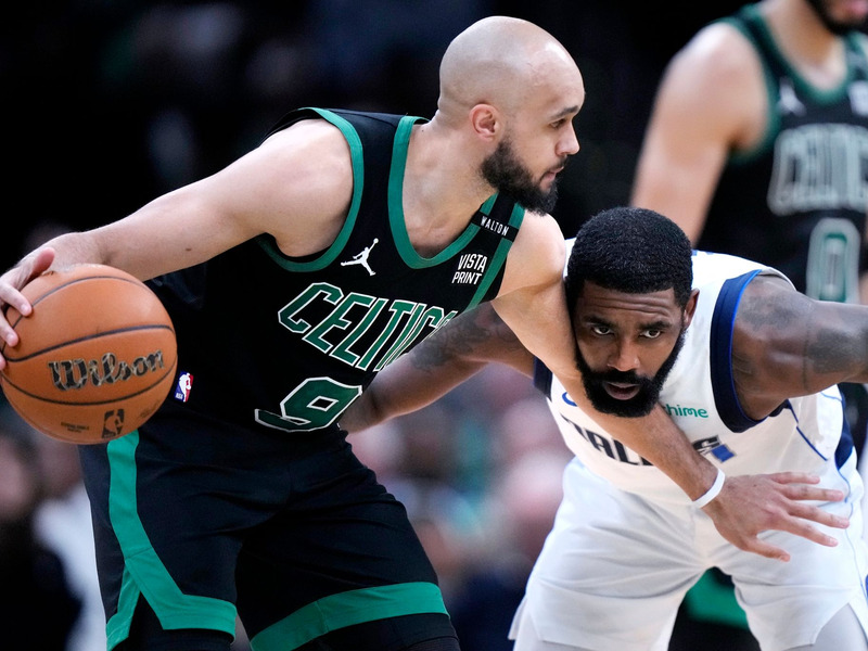 Derrick White (l) von den Boston Celtics im Duell mit Kyrie Irving von den Dallas Mavericks. - Foto: Steven Senne/AP