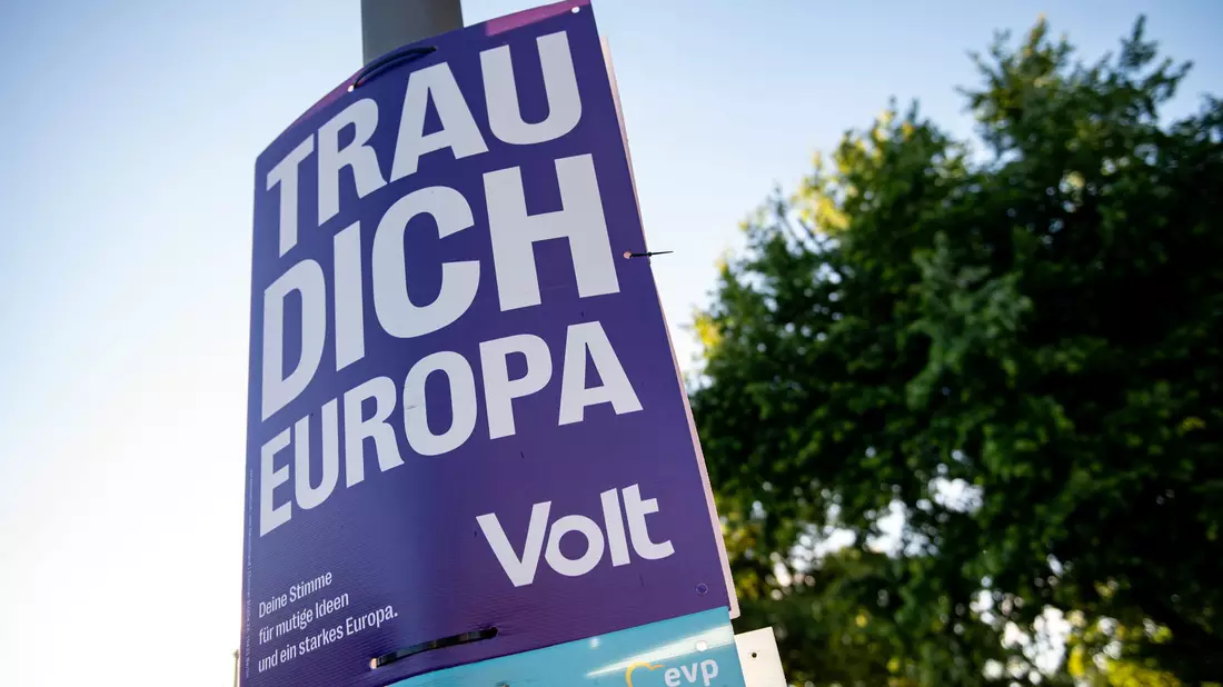 «Trau dich Europa»: Ein Wahlplakat der Partei «Volt». - Bild: Fabian Sommer/dpa