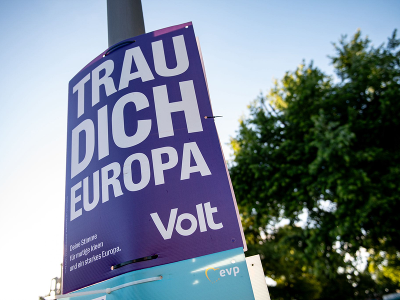 «Trau dich Europa»: Ein Wahlplakat der Partei «Volt». - Foto: Fabian Sommer/dpa