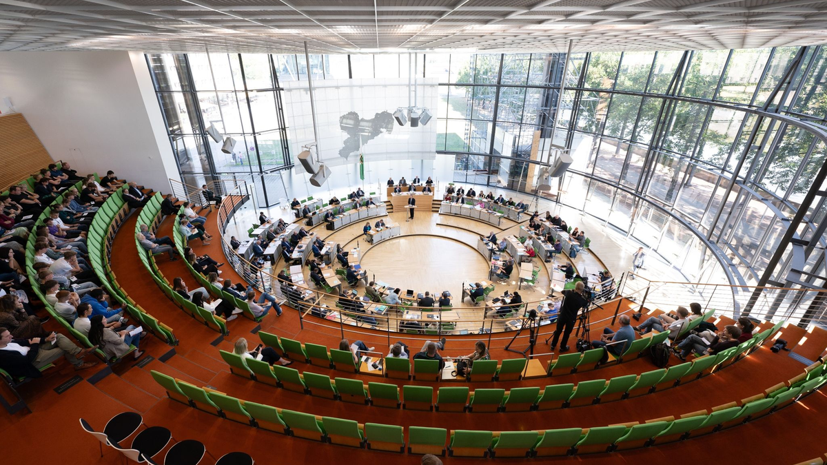 Der Landtag von Sachsen: Sitzen hier künftig nur drei Parteien? - Foto: Sebastian Kahnert/dpa