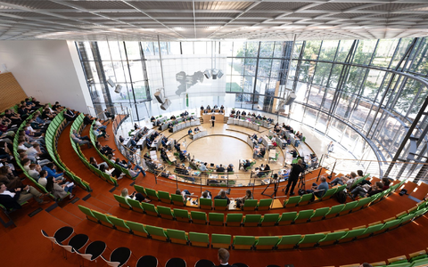 Der Landtag von Sachsen: Sitzen hier künftig nur drei Parteien? - Foto: Sebastian Kahnert/dpa