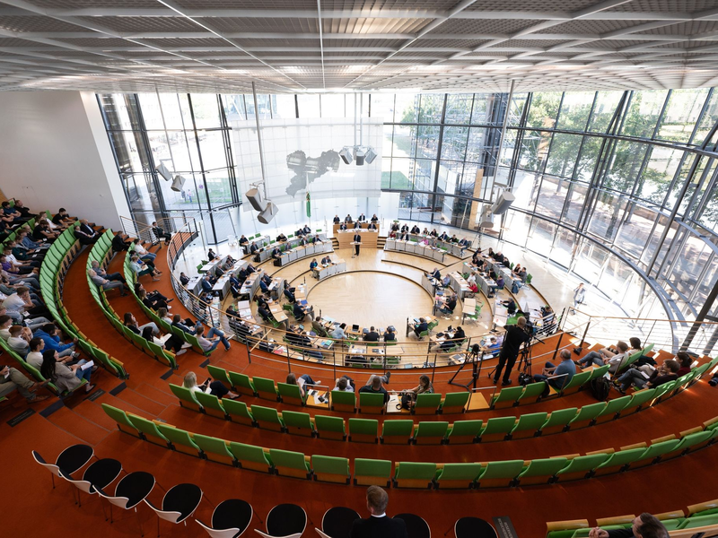 Der Landtag von Sachsen: Sitzen hier künftig nur drei Parteien? - Foto: Sebastian Kahnert/dpa