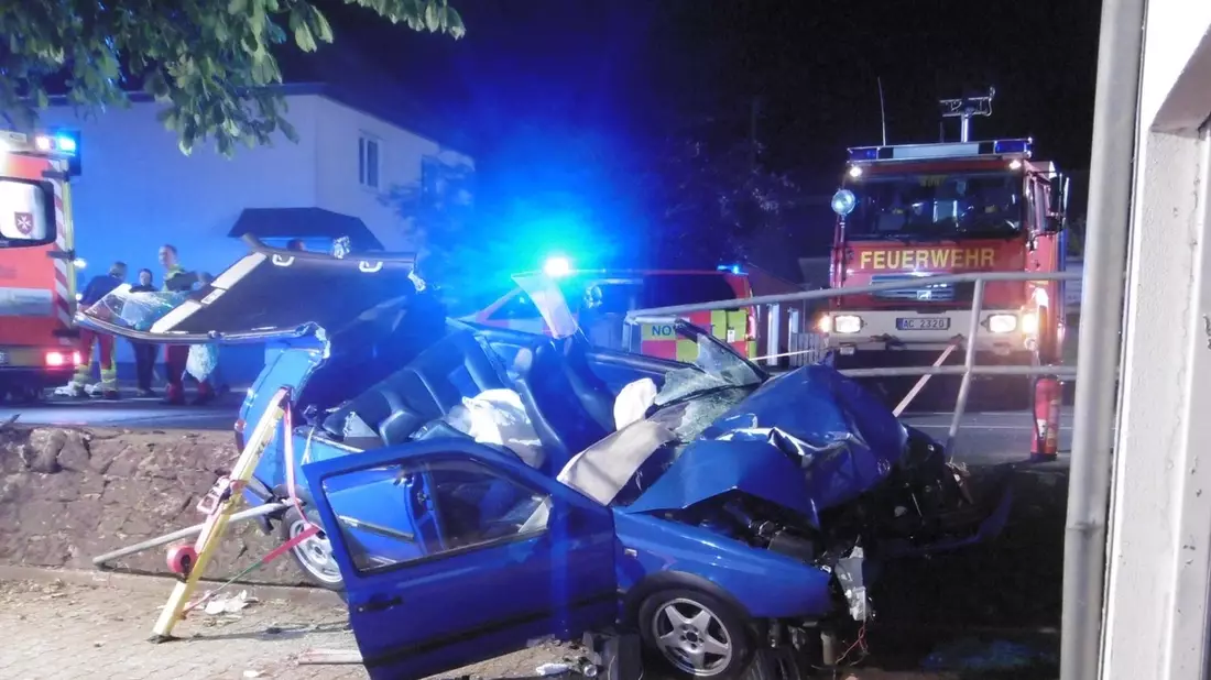 POL-AC: Schwerer Unfall in der Eifel - Auto kollidiert mit Geländer - Bild: presseportal.de