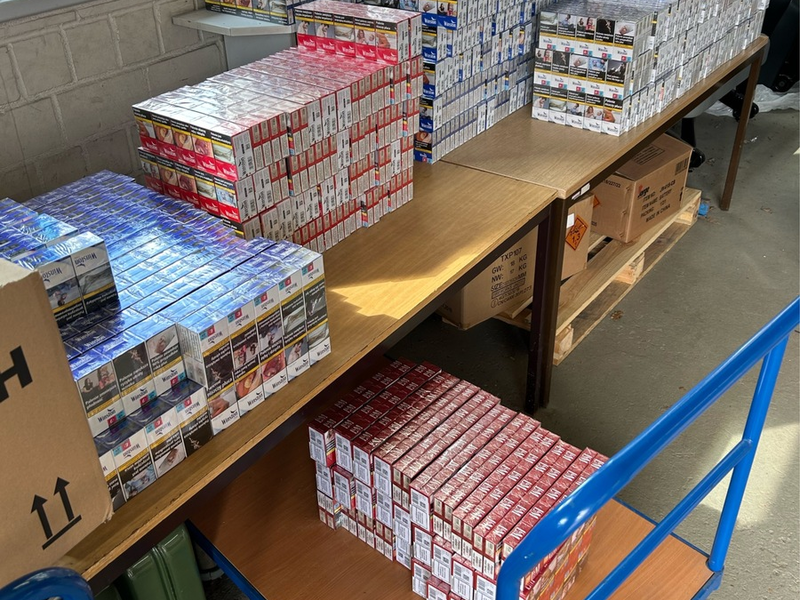 HZA-HST: Zollhündin Iris zeigt ihren Spürsinn ./. Zoll stellt 84.000 Stück Zigaretten in einem Fahrzeug sicher - Foto: presseportal.de