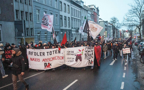 Teilnehmer einer Demonstration mit einem Plakat und der Aufschrift «AfDler töten. Nazis abschieben!». - Foto: Ralf Roeger/dpa