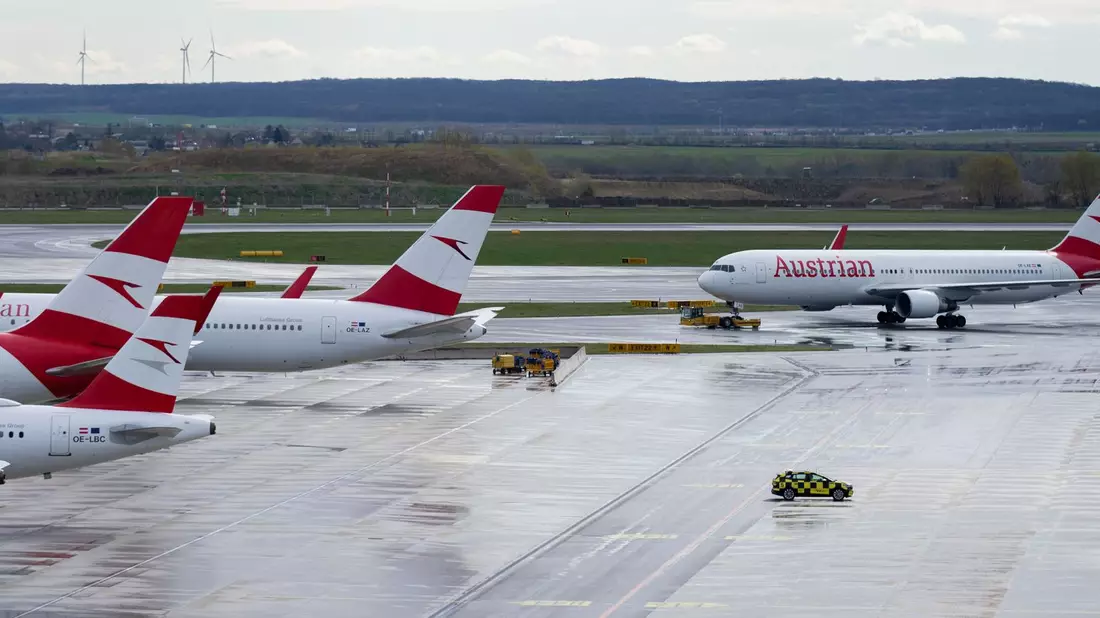 Geparkte Flugzeuge der Austrian Airlines  (AUA) am Flughafen Wien-Schwechat (Archivbild). - Bild: Georg Hochmuth/APA/dpa