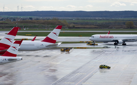 Geparkte Flugzeuge der Austrian Airlines  (AUA) am Flughafen Wien-Schwechat (Archivbild). - Foto: Georg Hochmuth/APA/dpa