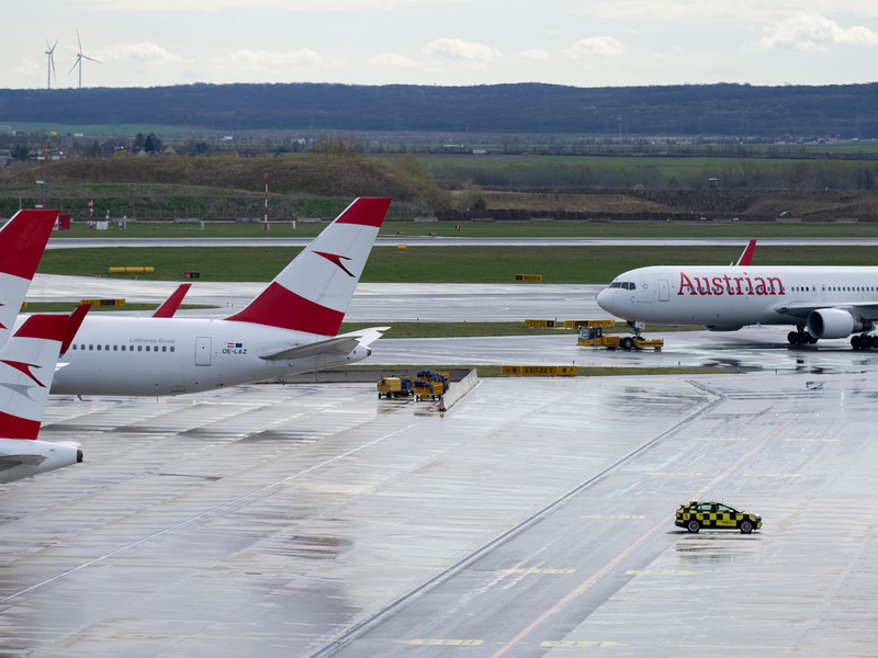 Geparkte Flugzeuge der Austrian Airlines  (AUA) am Flughafen Wien-Schwechat (Archivbild). - Foto: Georg Hochmuth/APA/dpa
