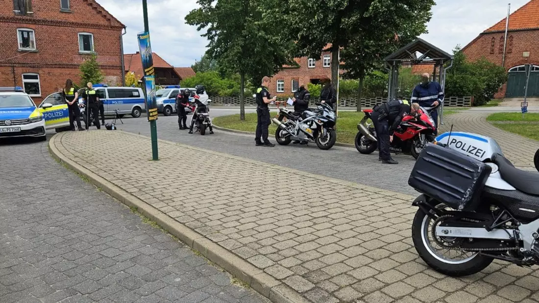 POL-LG: ++ weitere Schwerpunktkontrollen Verkehrssicherheit ++ Motorradfahrer und Auto-Poser im Amt Neuhaus und Bleckede im Visier ++ 71 Fahrzeuge kontrolliert ++ 15 Verstöße geahndet ++ Weiterfahrt ... - Bild: presseportal.de
