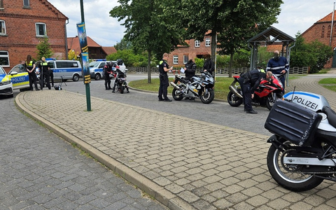 POL-LG: ++ weitere Schwerpunktkontrollen Verkehrssicherheit ++ Motorradfahrer und Auto-Poser im Amt Neuhaus und Bleckede im Visier ++ 71 Fahrzeuge kontrolliert ++ 15 VerstöĂe geahndet ++ Weiterfahrt ... - Foto: presseportal.de POL-LG: ++ weitere Schwerpunktkontrollen Verkehrssicherheit ++ Motorradfahrer und Auto-Poser im Amt Neuhaus und Bleckede im Visier ++ 71 Fahrzeuge kontrolliert ++ 15 VerstöĂe geahndet ++ Weiterfahrt ... - Foto: presseportal.de