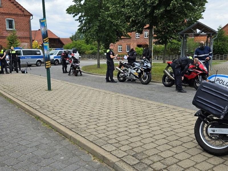 POL-LG: ++ weitere Schwerpunktkontrollen Verkehrssicherheit ++ Motorradfahrer und Auto-Poser im Amt Neuhaus und Bleckede im Visier ++ 71 Fahrzeuge kontrolliert ++ 15 Verstöße geahndet ++ Weiterfahrt ... - Foto: presseportal.de