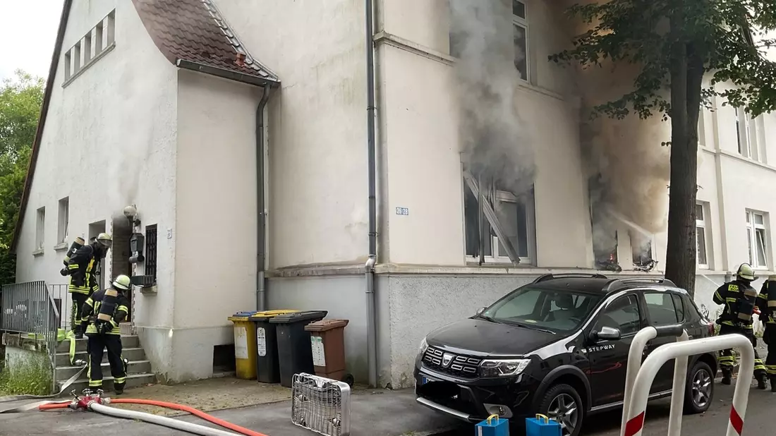 FW-DO: Ausgedehnter Wohnungsbrand im Erdgeschoss eines Mehrfamilienhauses / Glücklicherweise wurden keine Personen verletzt, das Gebäude ist unbewohnbar - Bild: presseportal.de