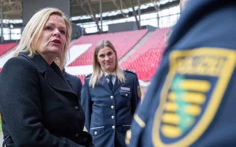 Nancy Faeser (SPD, l), Bundesinnenministerin, unterhÀlt sich in der Leipziger Arena mit Vertretern der Polizei. - Foto: Hendrik Schmidt/dpa Nancy Faeser (SPD, l), Bundesinnenministerin, unterhÀlt sich in der Leipziger Arena mit Vertretern der Polizei. - Foto: Hendrik Schmidt/dpa