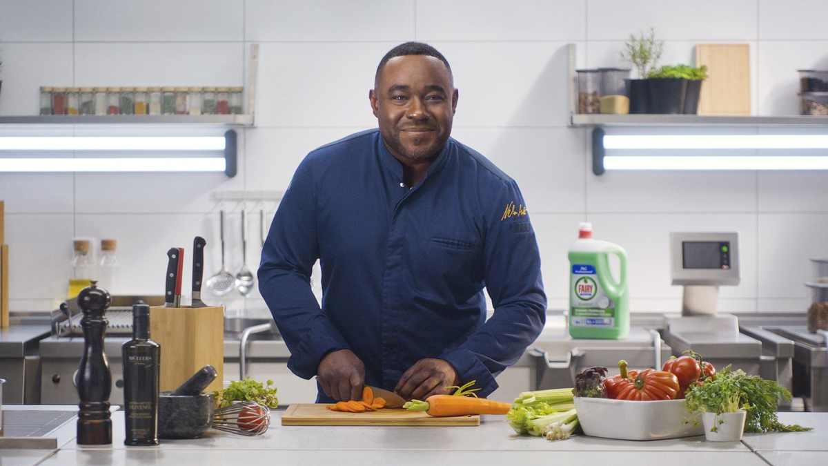 Wie sich Sternekoch Nelson Müller die Arbeit erleichtert / P&G Professional - speziell für Profis entwickelt - Foto: presseportal.de