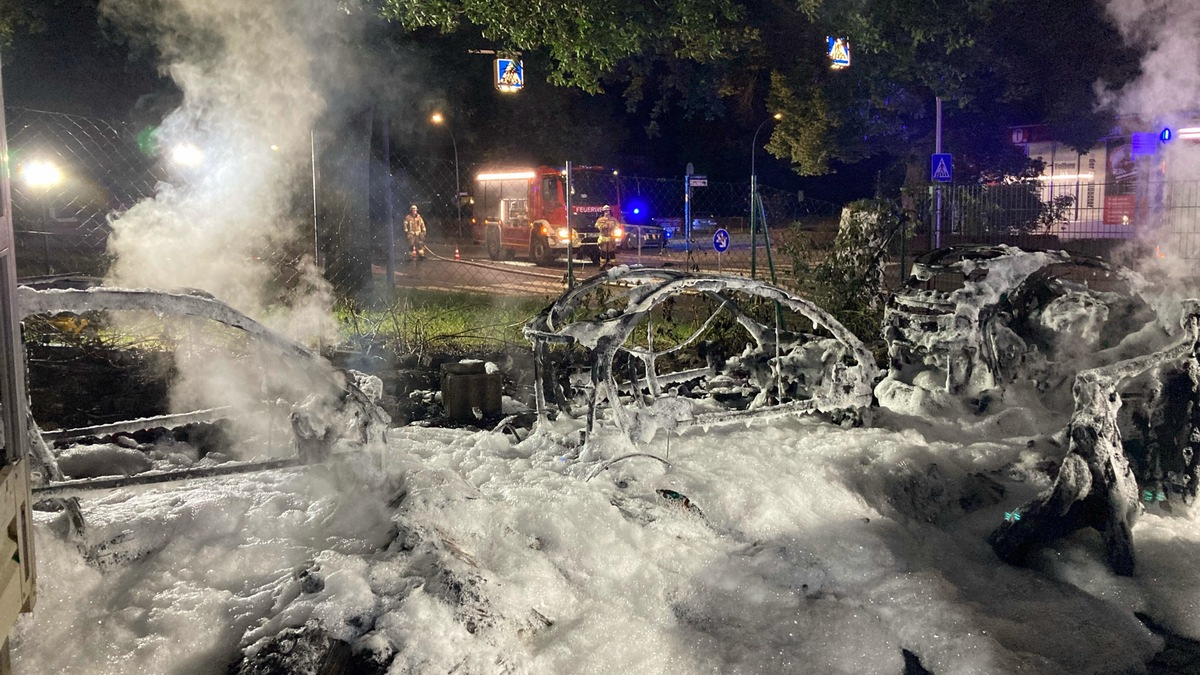 POL-AC: Brand zerstört Fahrzeuge - Polizei bittet um Hinweise - Foto: presseportal.de