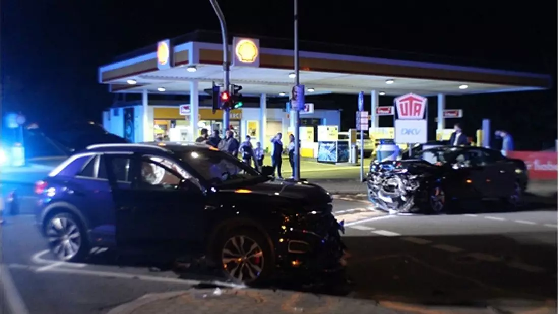 POL-ME: Mehrere Verletzte nach Verkehrsunfall auf Kreuzung - Haan - 2406029 - Bild: presseportal.de