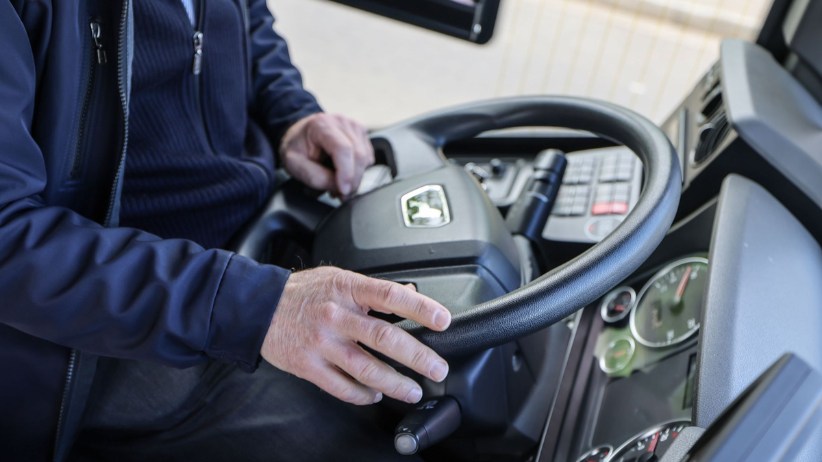 Jährlich gehen dem VDV zufolge rund 6.000 Bus- und Tramfahrer in den Ruhestand. (Archivbild) - Foto: Oliver Berg/dpa