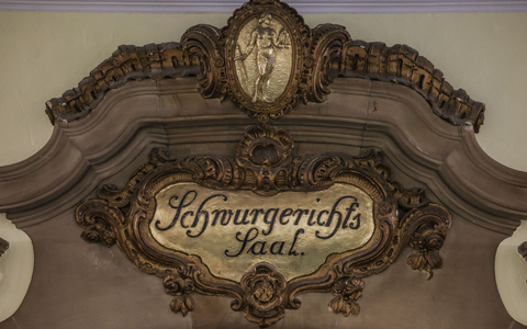 Vor dem Landgericht Mönchengladbach beginnt der Prozess gegen einen 19-Jährigen, der einen tödlichen Unfall zu verantworten hat. - Foto: Oliver Berg/dpa