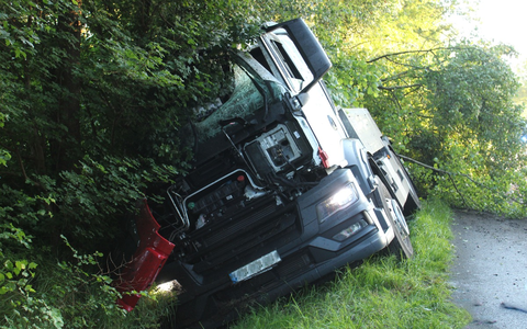 POL-MI: Milchtransporter in Graben geraten - Foto: presseportal.de