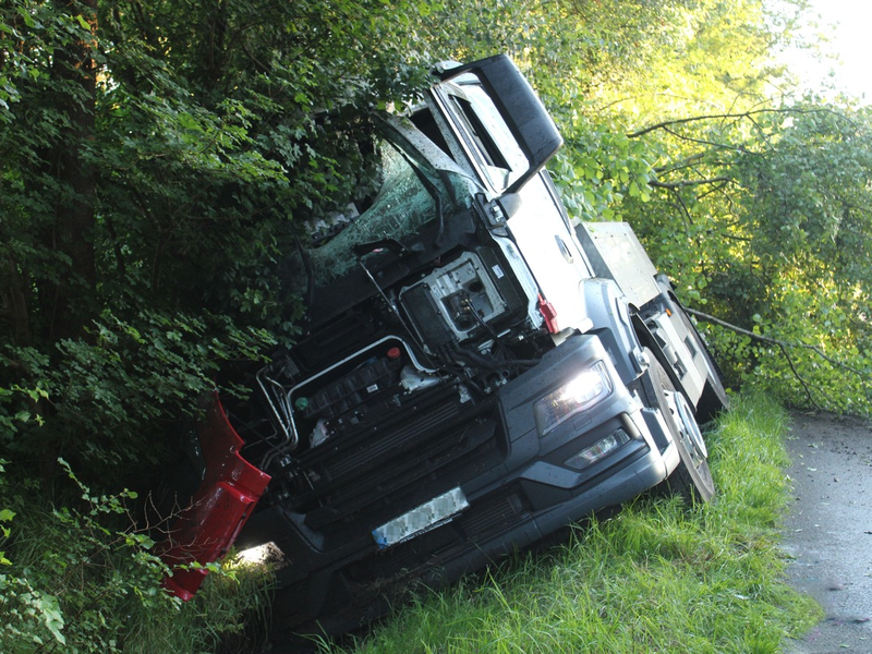 POL-MI: Milchtransporter in Graben geraten - Foto: presseportal.de