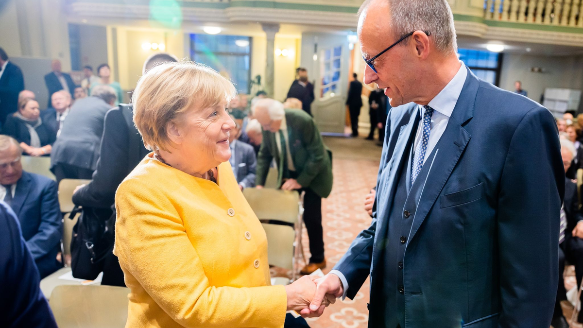 Angela Merkel und Friedrich Merz begrüßen sich bei der Eröffnungsveranstaltung der Bundeskanzler-Helmut-Kohl-Stiftung  im September 2022. - Foto: Christoph Soeder/dpa