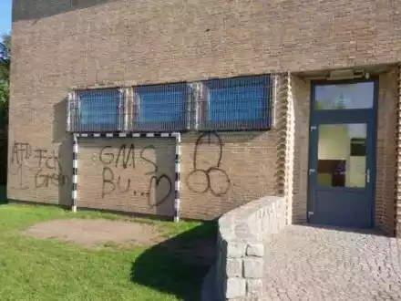 POL-IZ: 2406010.6 Tellingstedt: Graffitischmierereien an Grund- und Gemeinschaftsschule - Foto: presseportal.de