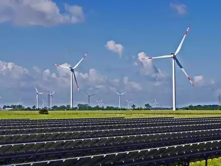 Neuaufstellung des Renewable-Bereichs / Iqony Sens entwickelt künftig Solar- und Windprojekte und setzt verstärkt auf IPP / Austausch mit neu aufgestellter Gesellschaft auf der Intersolar - Foto: presseportal.de
