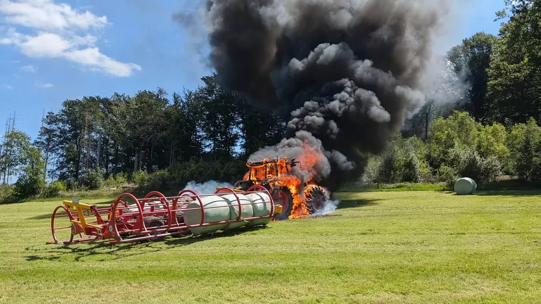 FW Wipperfürth: B2 | LKW-Brand, brennt Traktor - Bild: presseportal.de