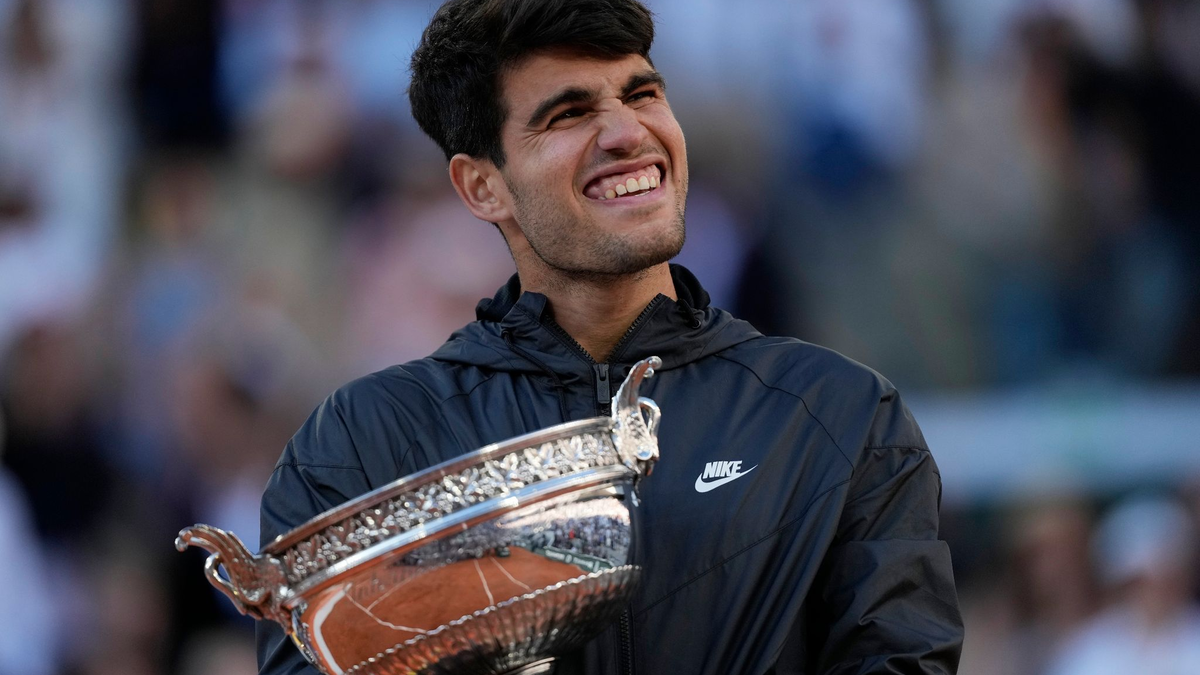 Carlos Alcaraz feiert mit der Trophäe nach seinem Sieg. - Foto: Thibault Camus/AP