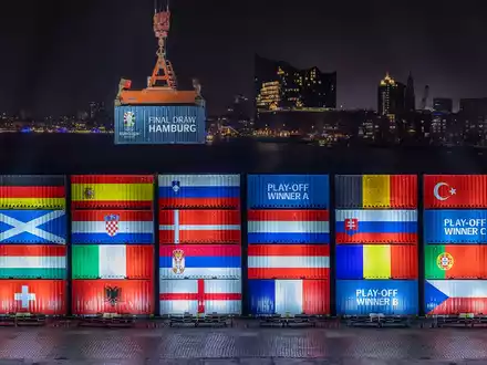 Preisregen: Die Hamburger Container-Installation zur Fußball-EM gewinnt Marketing- und Kreativ-Awards - Foto: presseportal.de