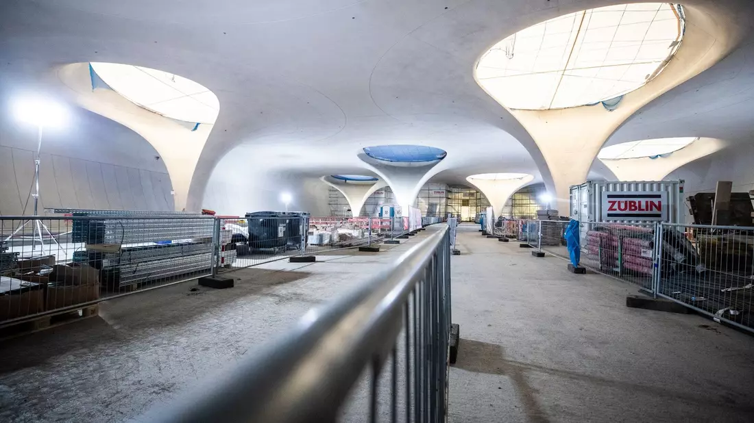 Tageslicht fällt durch die Lichtaugen des neuen Stuttgarter Hauptbahnhofs - Passagiere müssen auf diesen Anblick jedoch länger warten als gedacht. - Bild: Christoph Schmidt/dpa
