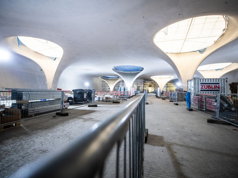 Tageslicht fällt durch die Lichtaugen des neuen Stuttgarter Hauptbahnhofs - Passagiere müssen auf diesen Anblick jedoch länger warten als gedacht. - Foto: Christoph Schmidt/dpa
