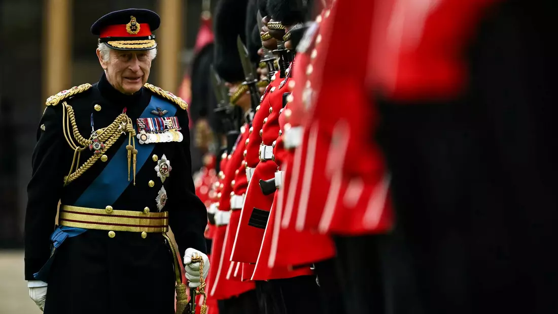 König Charles  III. (l) bei der Zeremonie in Windsor. - Bild: Ben Stansall/PA Wire/dpa