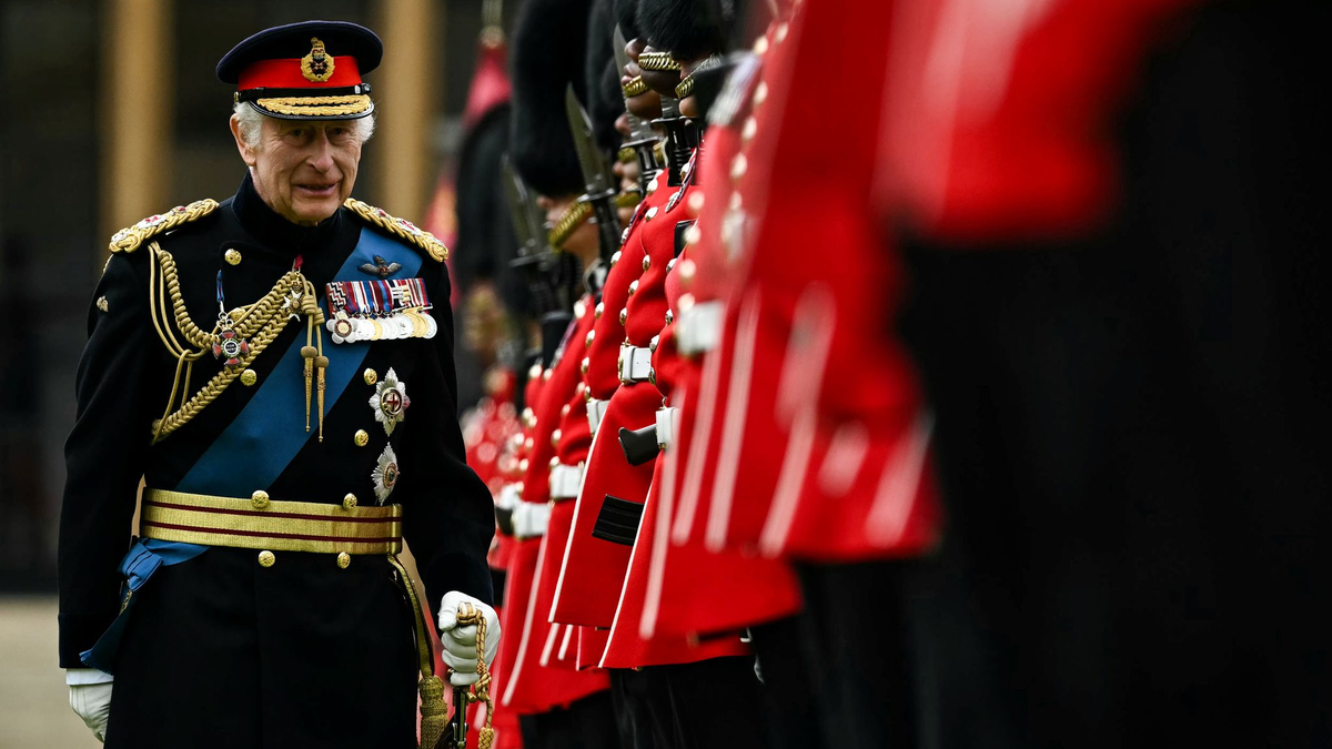 König Charles  III. (l) bei der Zeremonie in Windsor. - Foto: Ben Stansall/PA Wire/dpa